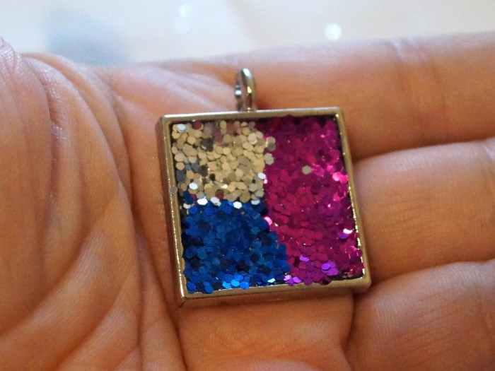 How to Make Resin Glitter PendantsLearn to make a DIY Glitter Pendant