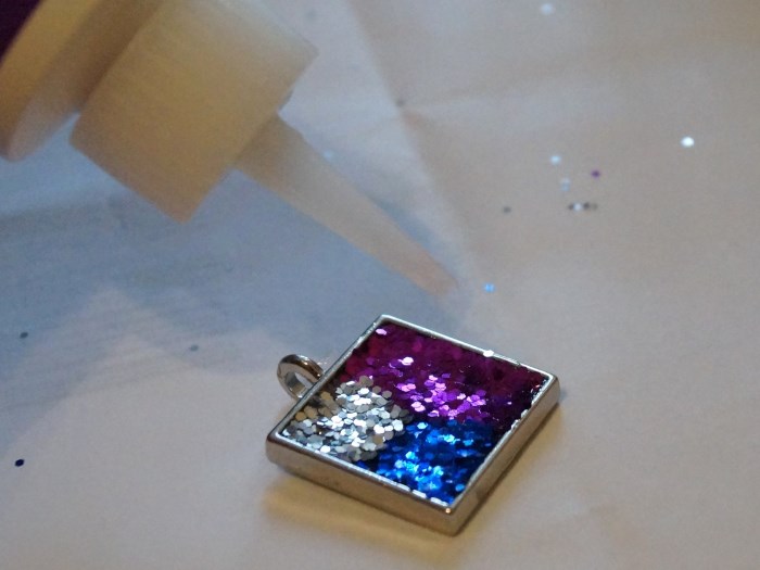 How to Make Resin Glitter PendantsLearn to make a DIY Glitter Pendant