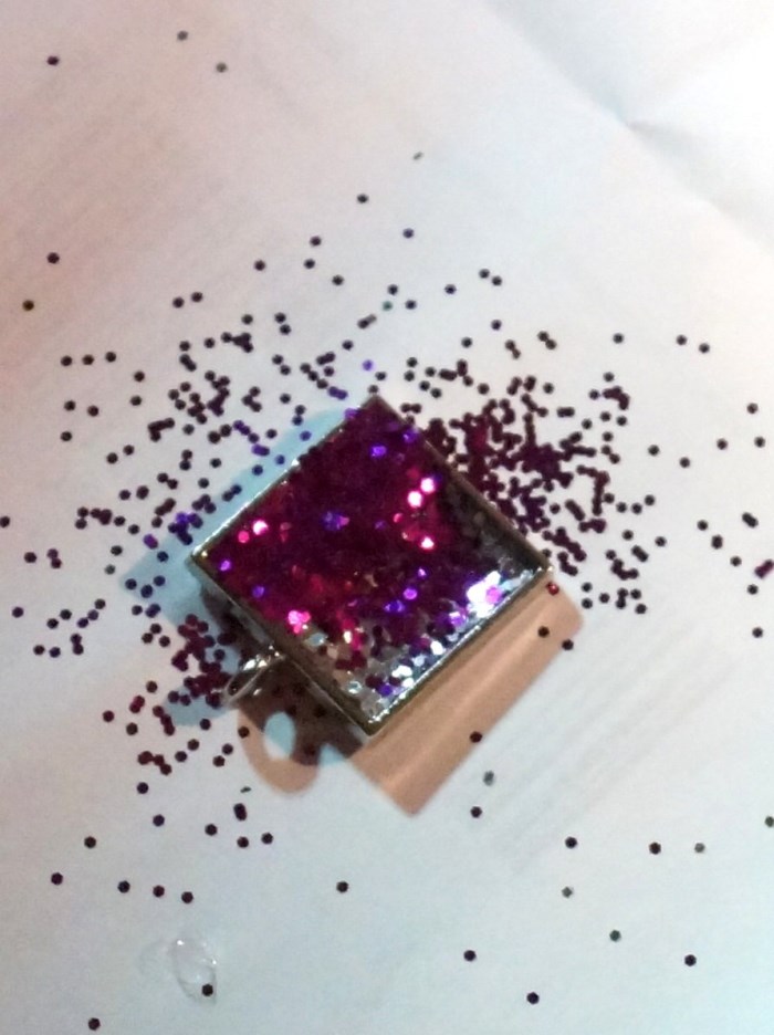 How to Make Resin Glitter PendantsLearn to make a DIY Glitter Pendant