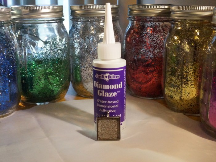 How to Make Resin Glitter PendantsLearn to make a DIY Glitter Pendant