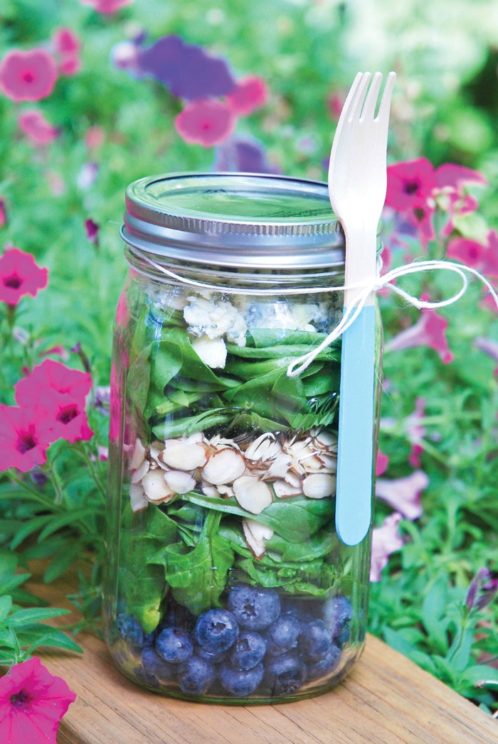 blueberry-spinach-salad-in-mason-jars