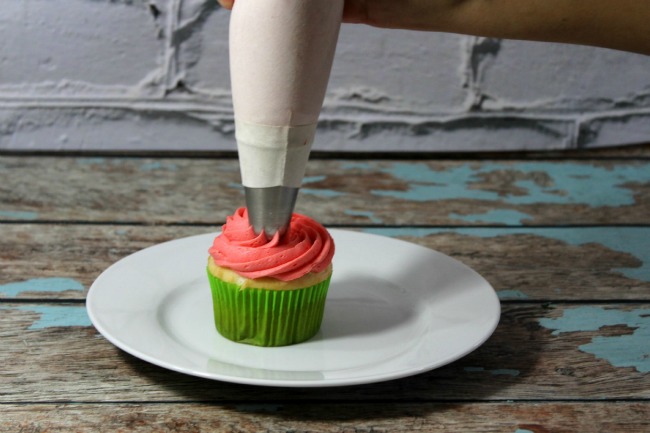 frosting-a-cupcake-star-tip