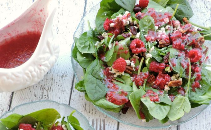 Spinach Gorgonzola Salad with Raspberry Vinaigrette Dressing