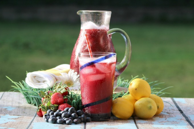 Make this delicious fresh strawberry blueberry lemonade recipe today!