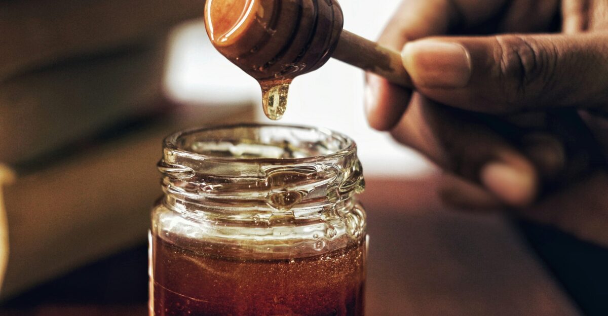 honey jar with honey comb