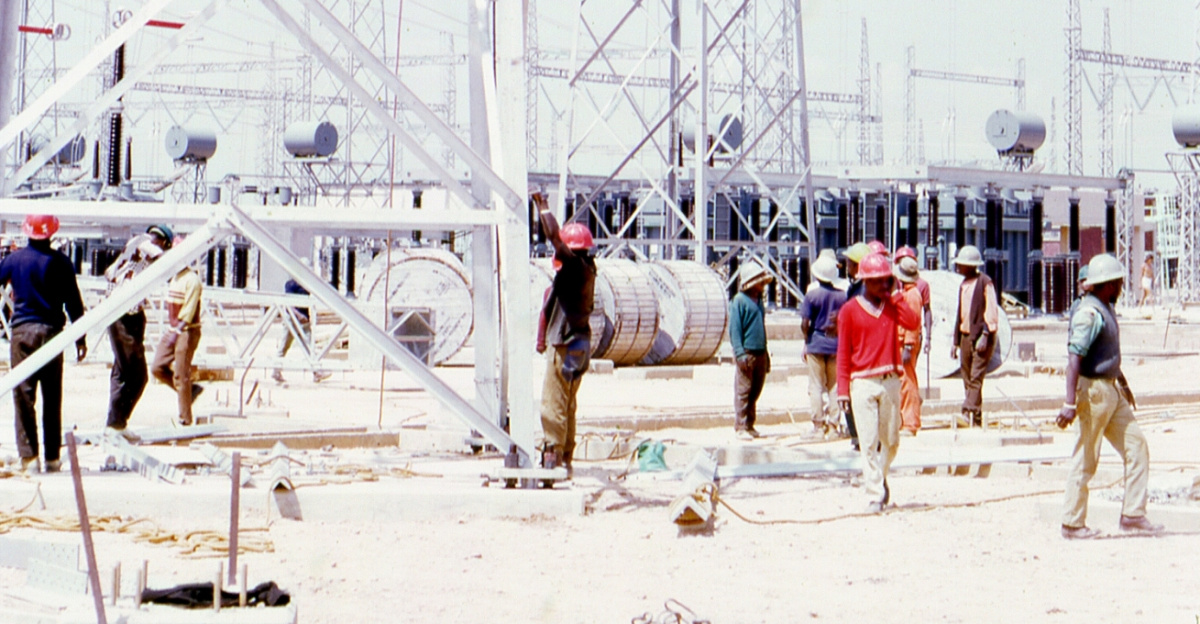 Steel structure assembly during construction of the Apollo HVDC power station. Photo from late 1973, scanned in January 2020.