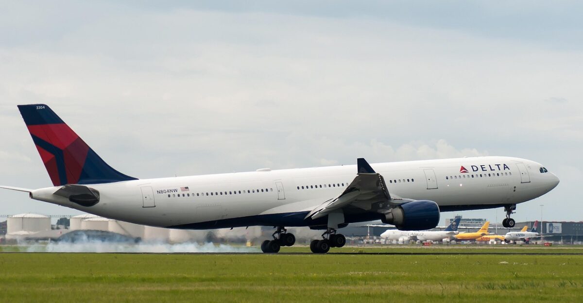 plane delta airline runway schiphol delta delta delta delta delta runway