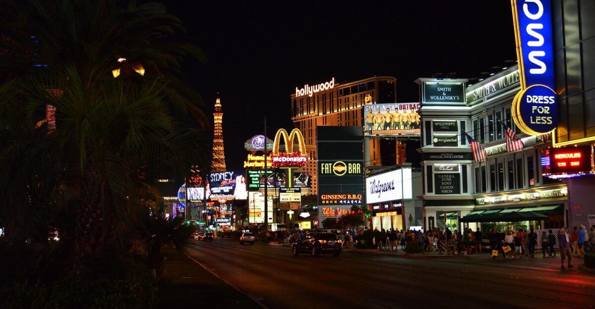 las vegas night road light advertising neon sign neon lighting usa nightlife eiffel tower casino mcdonalds las vegas casino mcdonalds mcdonalds mcdonalds mcdonalds mcdonalds