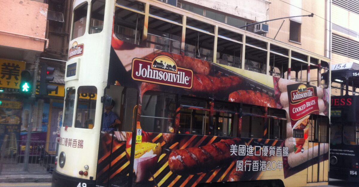 Tram in en Davis Street en Kennedy Town Hong Kong