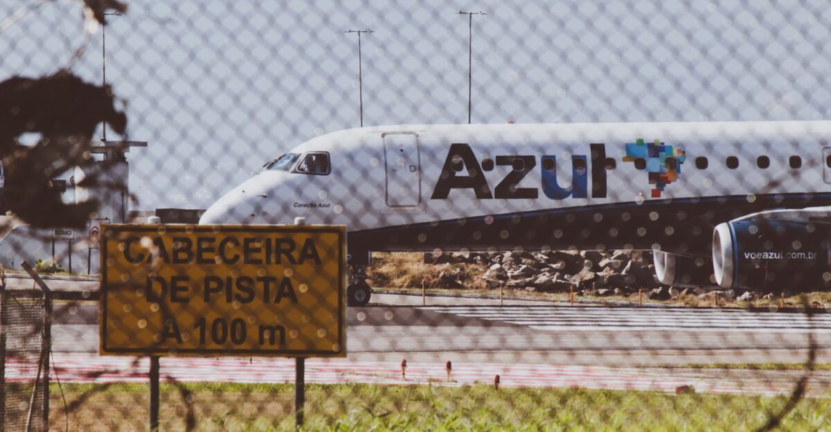 white and black Azul airliner